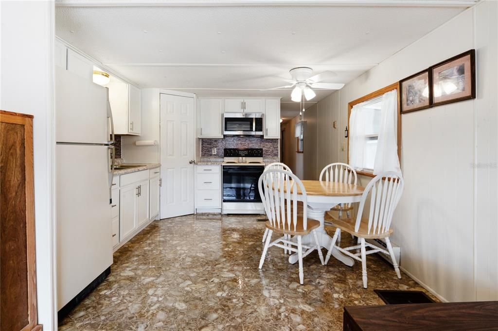 For Sale: $59,900 (2 beds, 1 baths, 924 Square Feet)