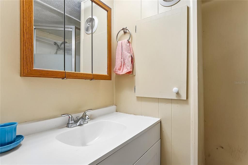 For Sale: $59,900 (2 beds, 1 baths, 924 Square Feet)
