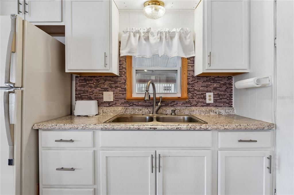 For Sale: $59,900 (2 beds, 1 baths, 924 Square Feet)