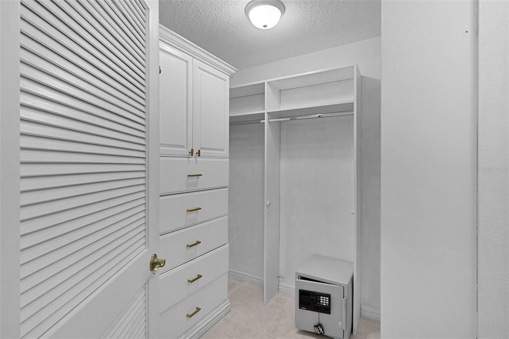 Activo con contrato: $850,000 (4 camas, 2 baños, 2518 Pies cuadrados)
