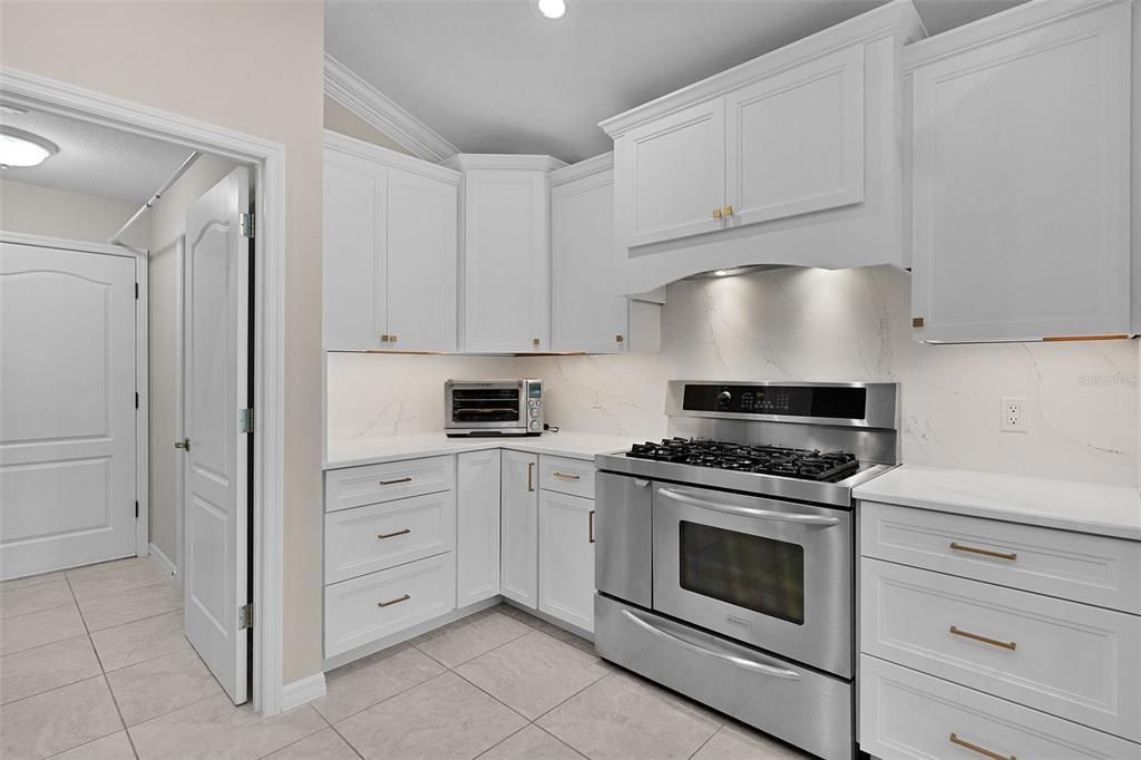 Activo con contrato: $850,000 (4 camas, 2 baños, 2518 Pies cuadrados)