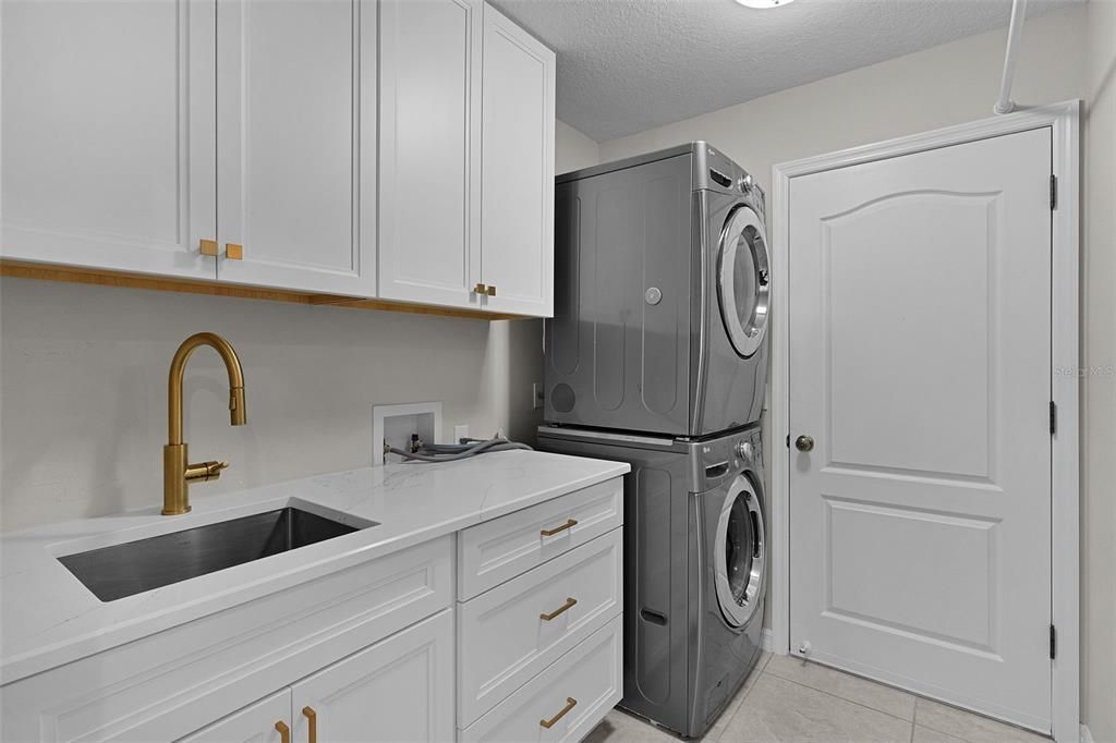 Activo con contrato: $850,000 (4 camas, 2 baños, 2518 Pies cuadrados)