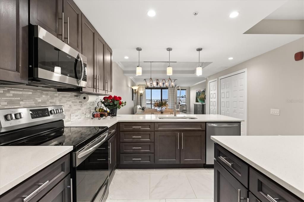 For Sale: $398,000 (2 beds, 2 baths, 1402 Square Feet)