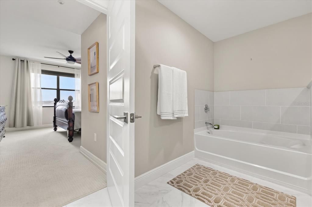 For Sale: $398,000 (2 beds, 2 baths, 1402 Square Feet)