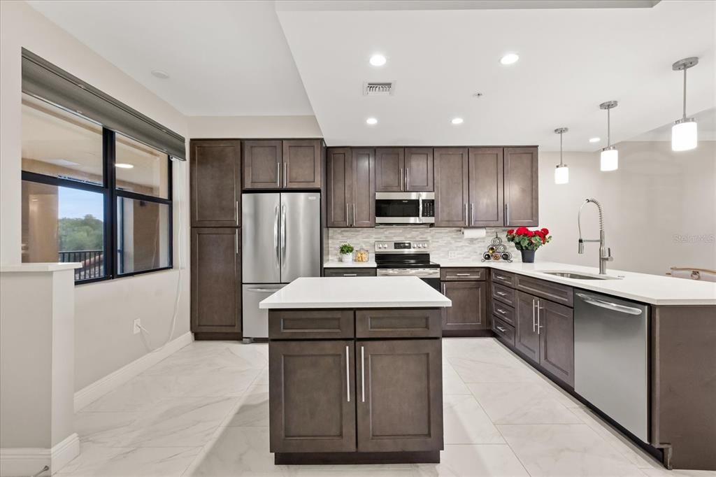 For Sale: $398,000 (2 beds, 2 baths, 1402 Square Feet)