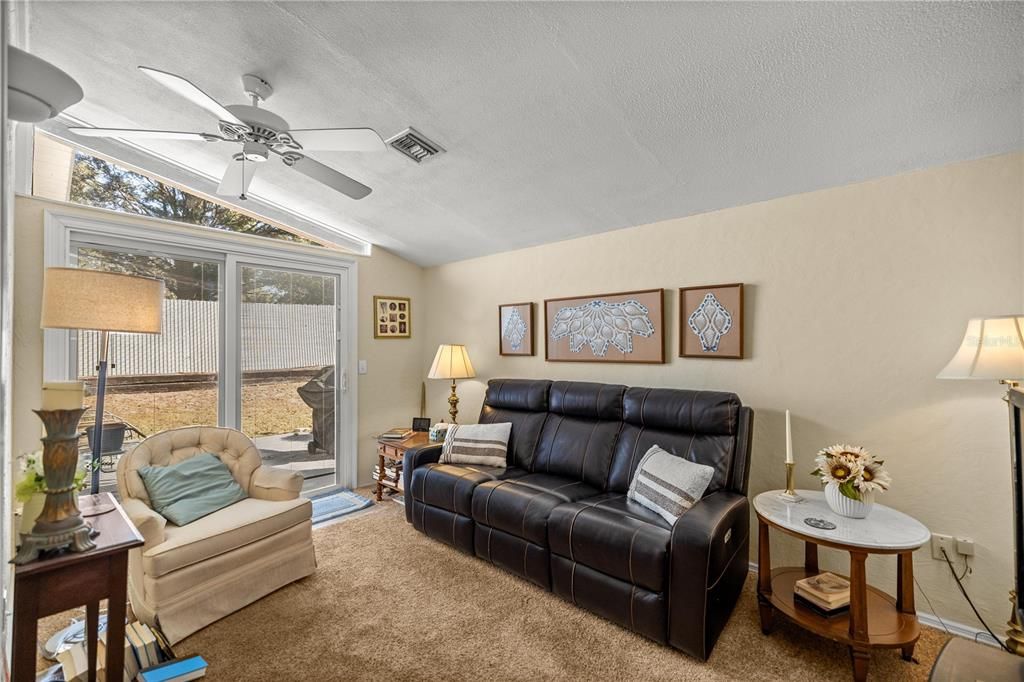 Под контрактом: $153,999 (2 спален, 2 ванн, 1066 Квадратных фут)