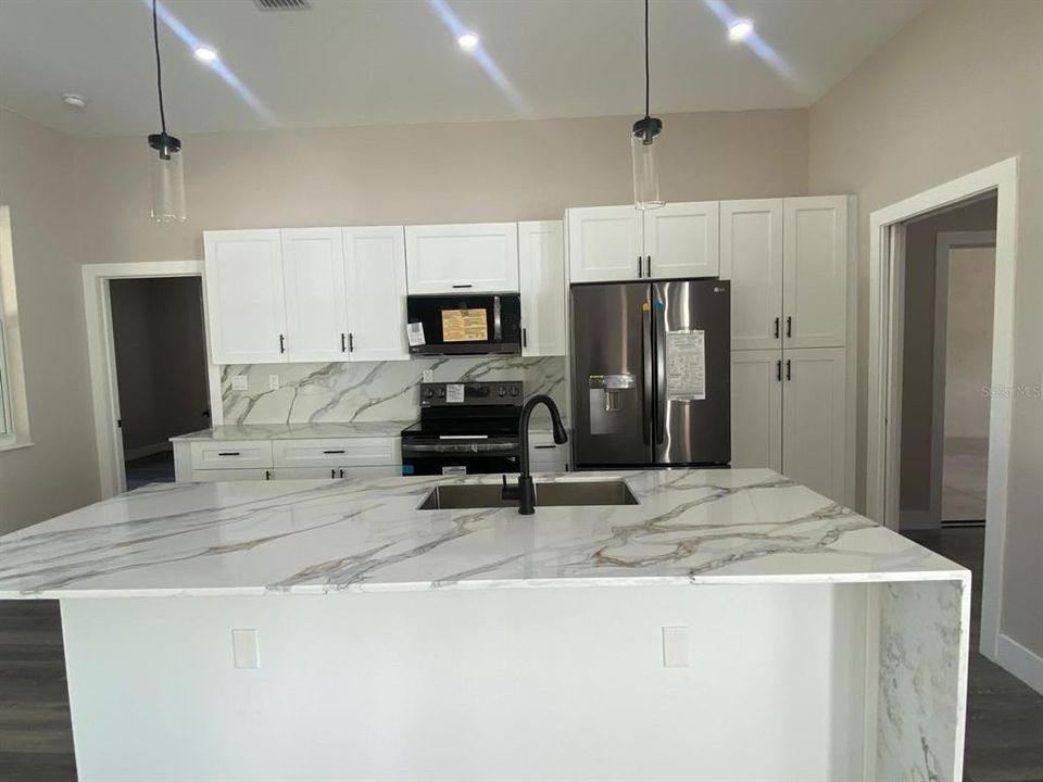 En Venta: $370,000 (3 camas, 2 baños, 1880 Pies cuadrados)