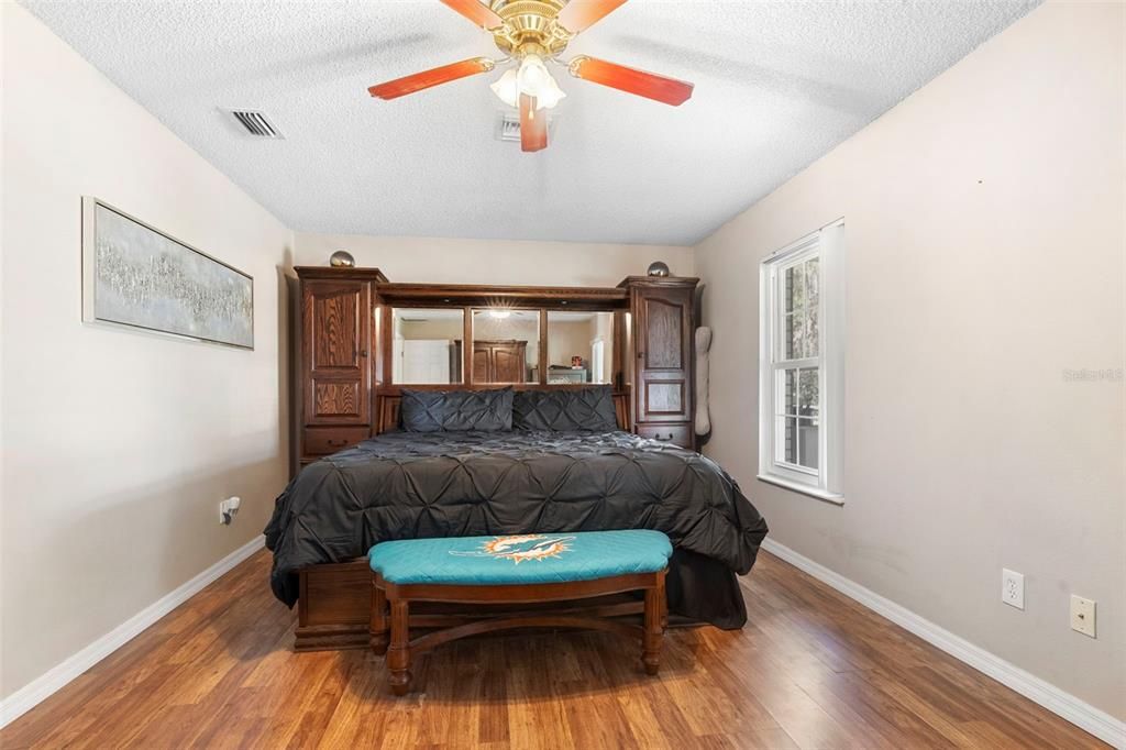 For Sale: $800,000 (5 beds, 3 baths, 2343 Square Feet)