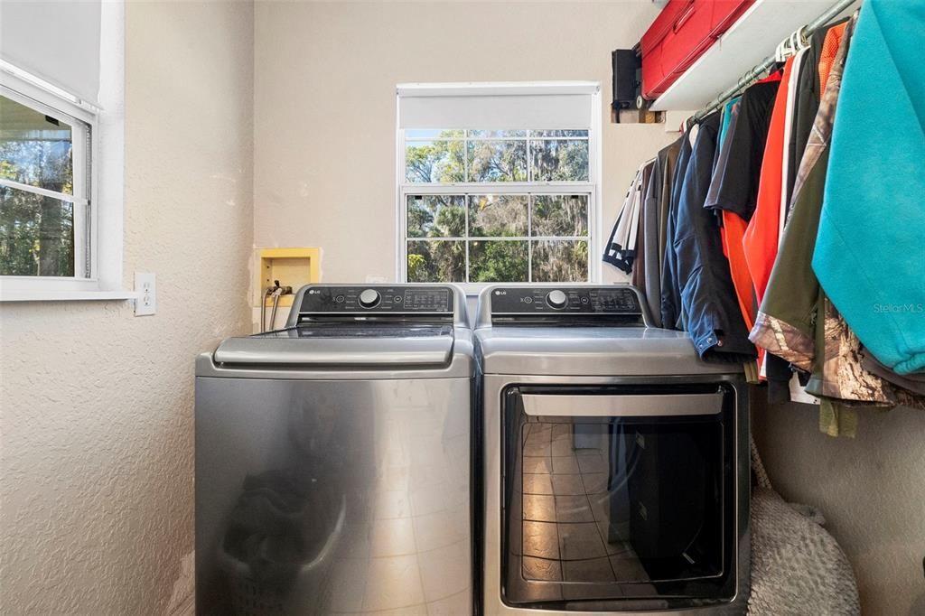 For Sale: $800,000 (5 beds, 3 baths, 2343 Square Feet)