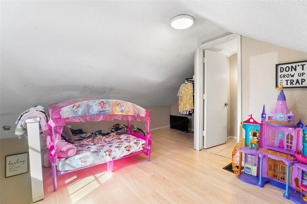 For Sale: $800,000 (5 beds, 3 baths, 2343 Square Feet)