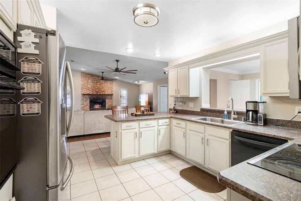 For Sale: $800,000 (5 beds, 3 baths, 2343 Square Feet)