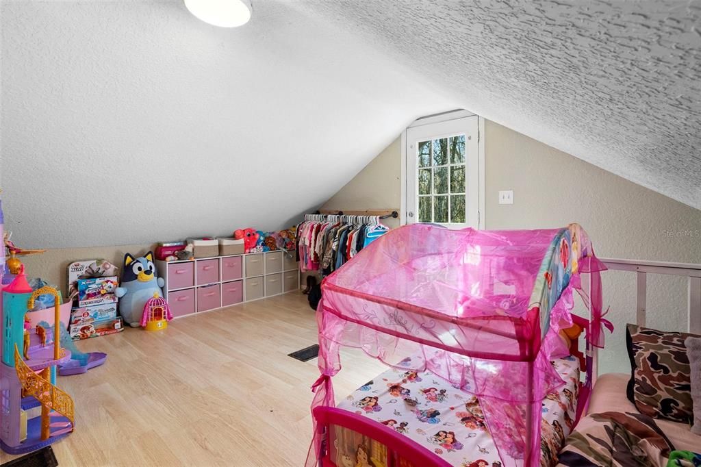 For Sale: $800,000 (5 beds, 3 baths, 2343 Square Feet)