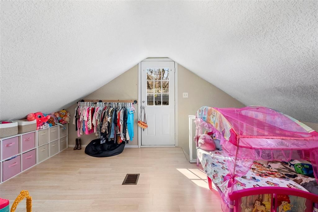 For Sale: $800,000 (5 beds, 3 baths, 2343 Square Feet)