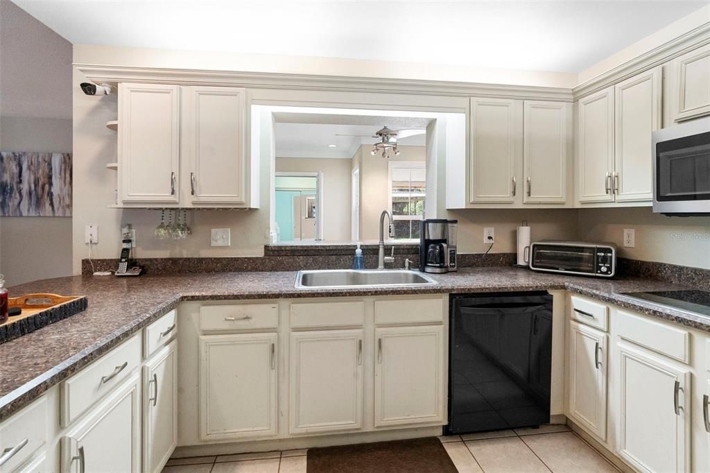 For Sale: $800,000 (5 beds, 3 baths, 2343 Square Feet)