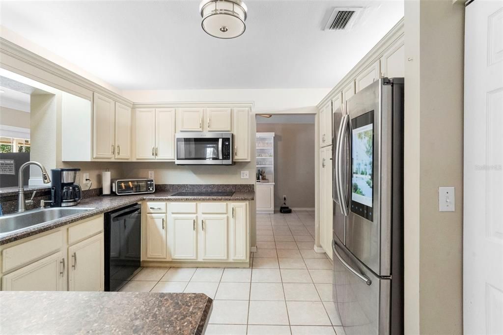 For Sale: $800,000 (5 beds, 3 baths, 2343 Square Feet)