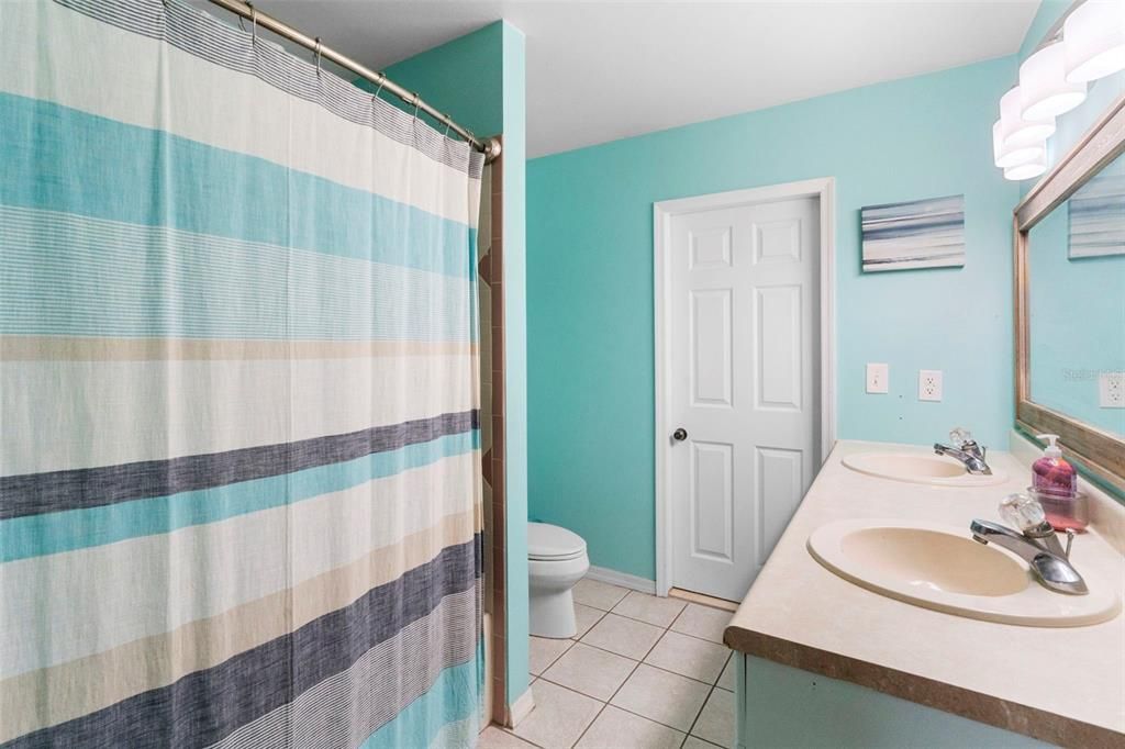 For Sale: $800,000 (5 beds, 3 baths, 2343 Square Feet)