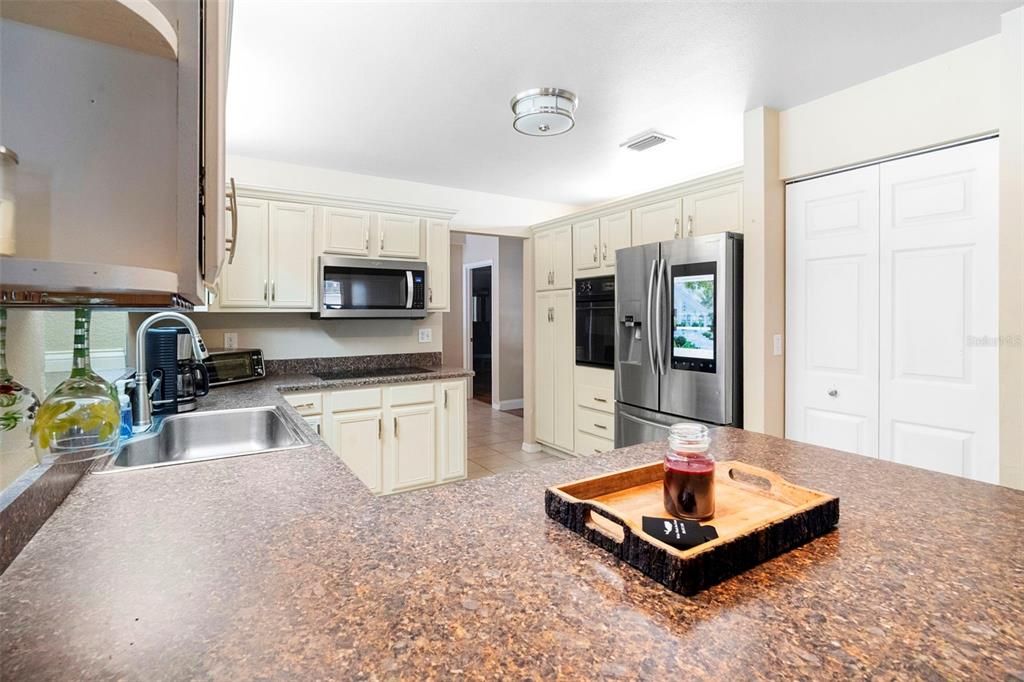 For Sale: $800,000 (5 beds, 3 baths, 2343 Square Feet)