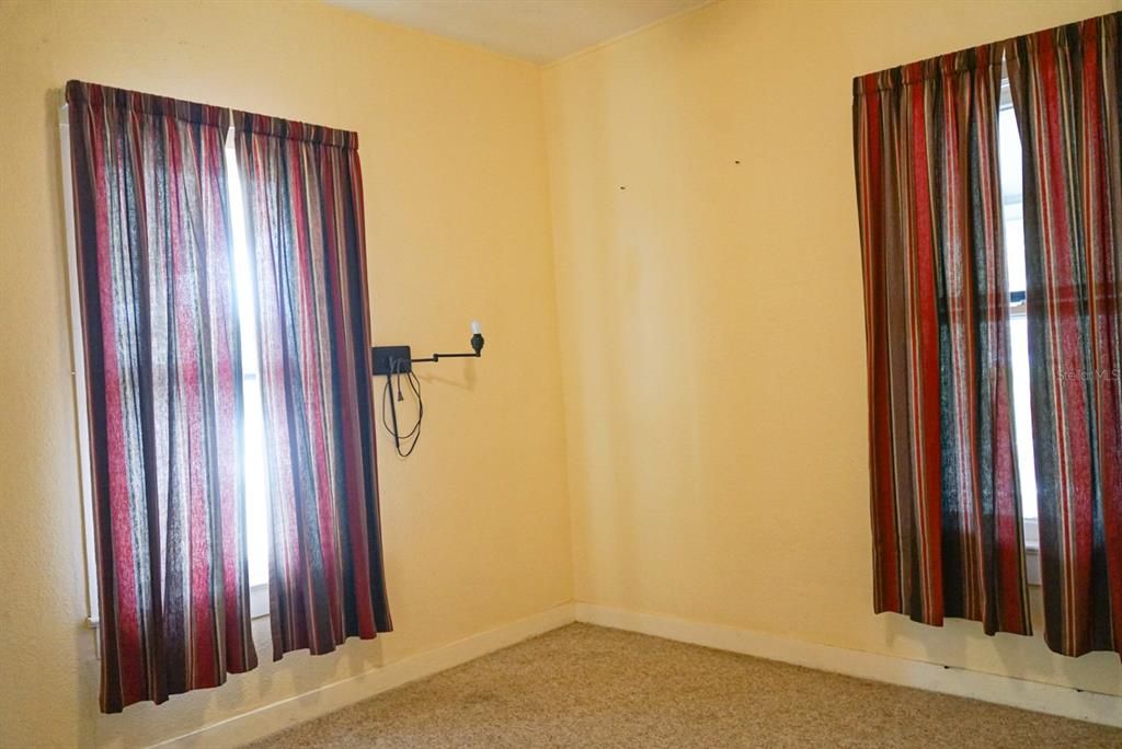 For Sale: $189,900 (2 beds, 1 baths, 912 Square Feet)