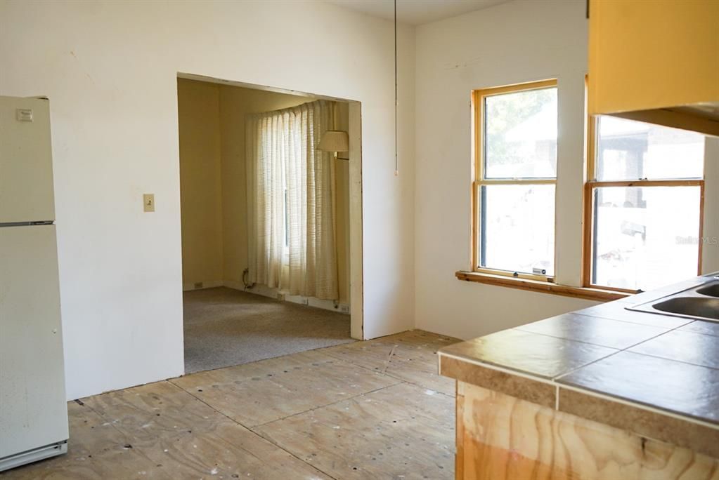 For Sale: $189,900 (2 beds, 1 baths, 912 Square Feet)