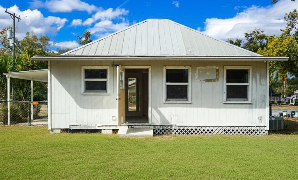 For Sale: $189,900 (2 beds, 1 baths, 912 Square Feet)