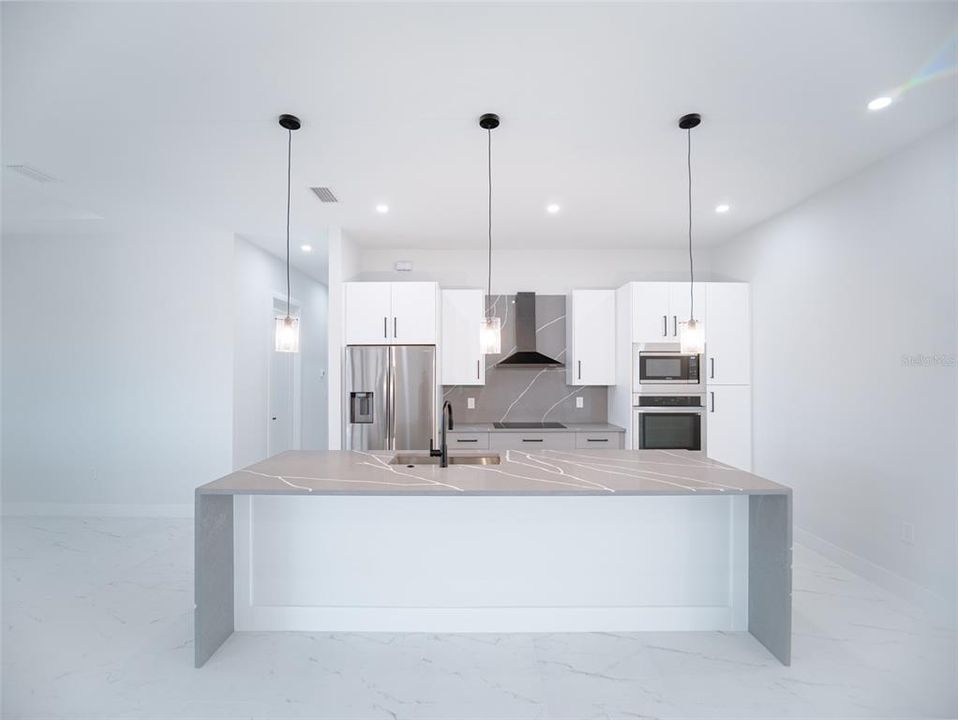 En Venta: $795,000 (3 camas, 2 baños, 1798 Pies cuadrados)