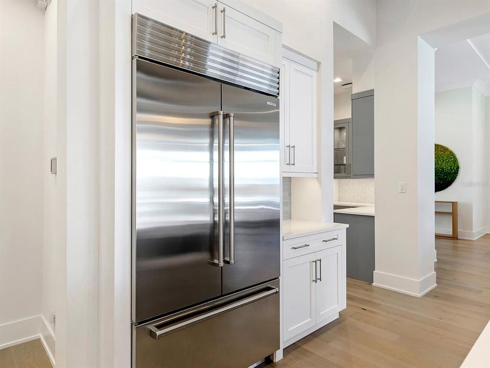 For Sale: $3,999,000 (4 beds, 5 baths, 6488 Square Feet)