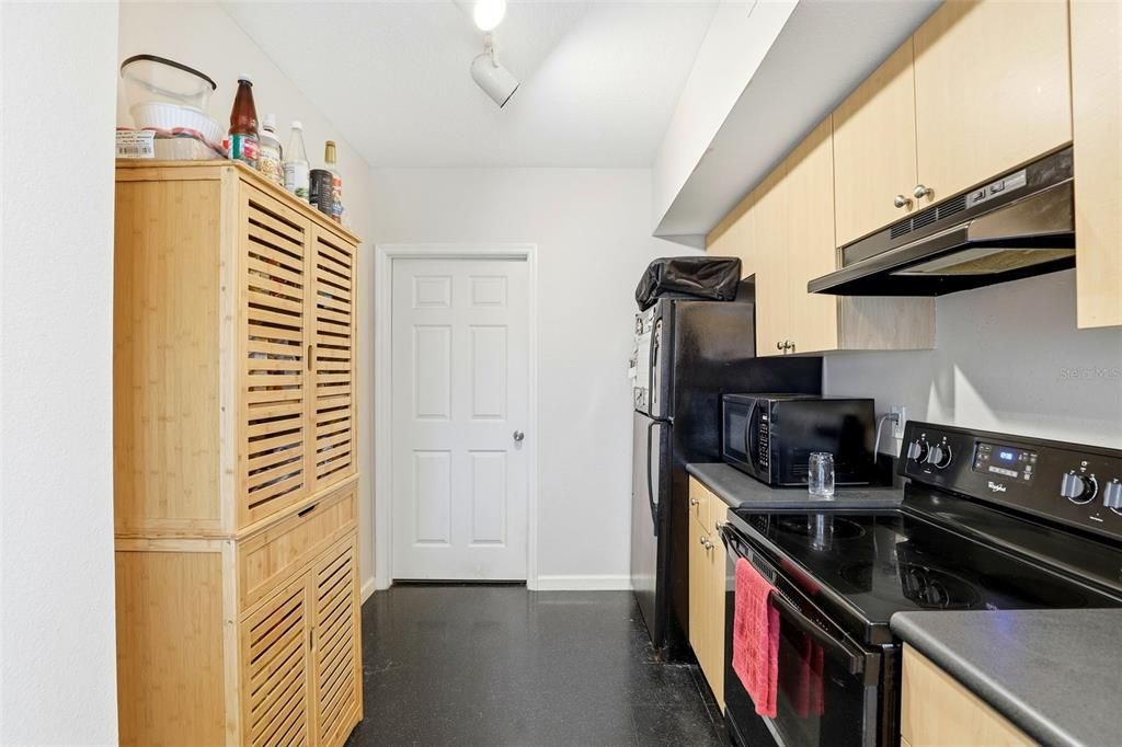 For Sale: $275,000 (1 beds, 1 baths, 1023 Square Feet)
