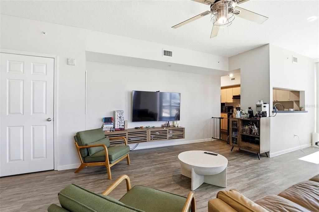 For Sale: $275,000 (1 beds, 1 baths, 1023 Square Feet)