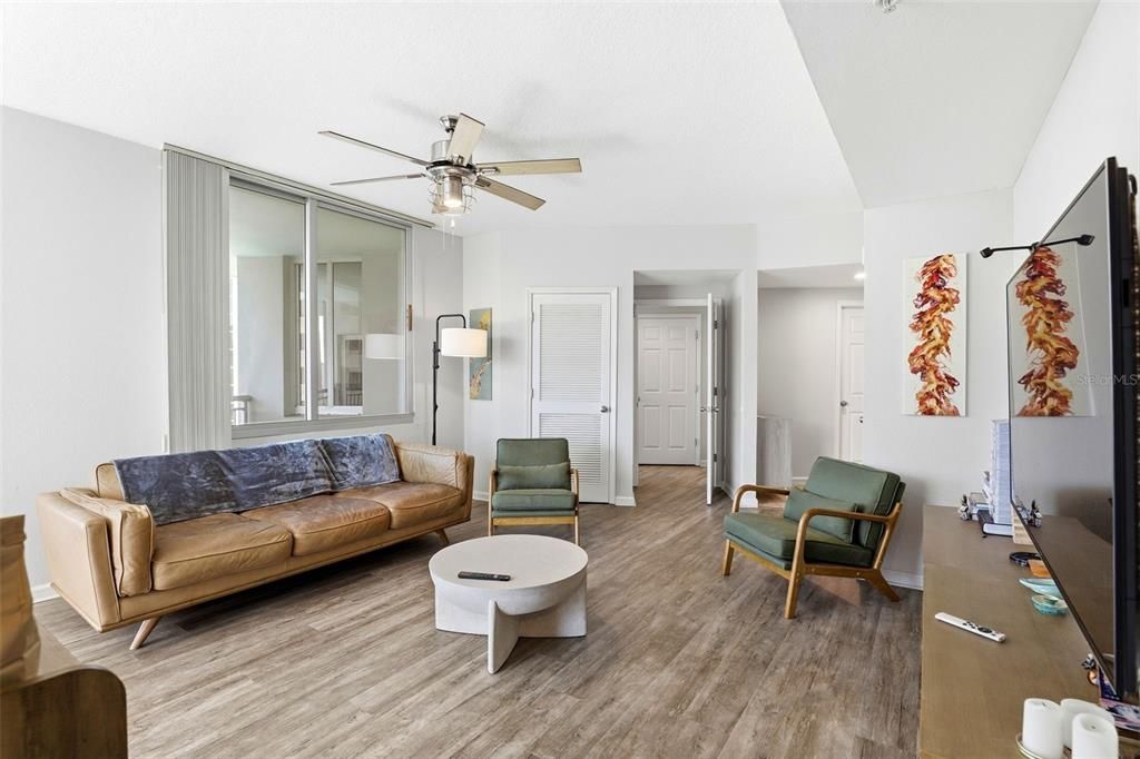 For Sale: $275,000 (1 beds, 1 baths, 1023 Square Feet)