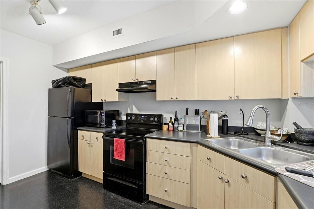 For Sale: $275,000 (1 beds, 1 baths, 1023 Square Feet)