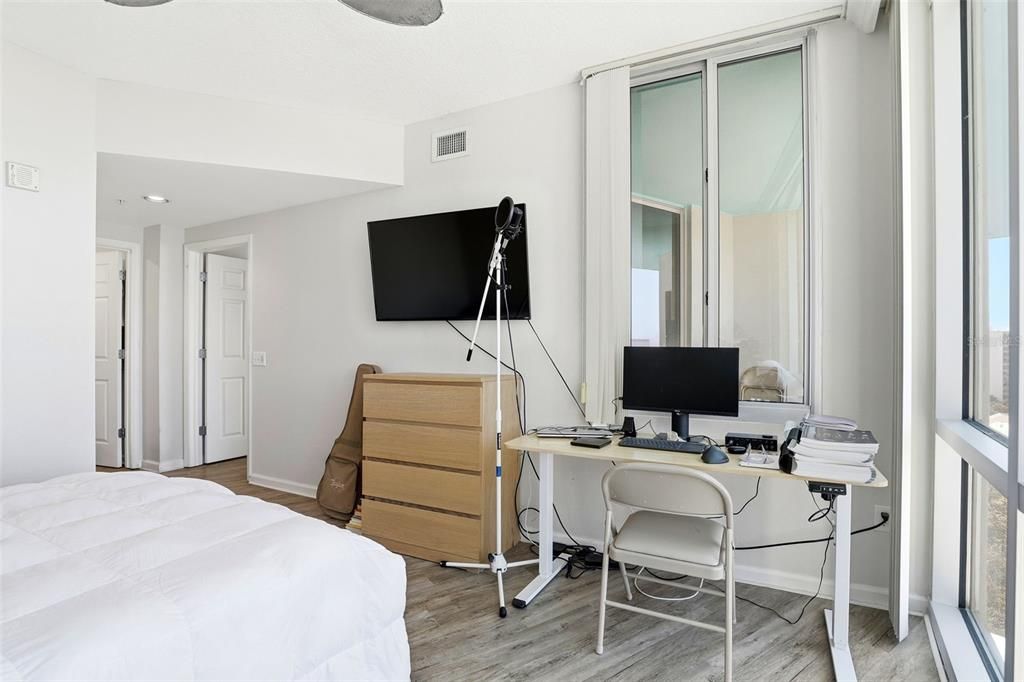 For Sale: $275,000 (1 beds, 1 baths, 1023 Square Feet)