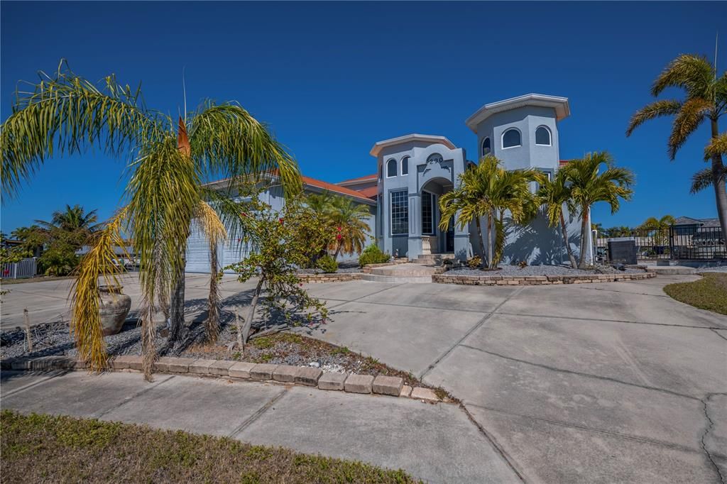 For Sale: $1,350,000 (4 beds, 4 baths, 3490 Square Feet)