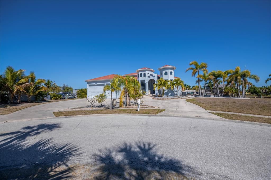 For Sale: $1,350,000 (4 beds, 4 baths, 3490 Square Feet)