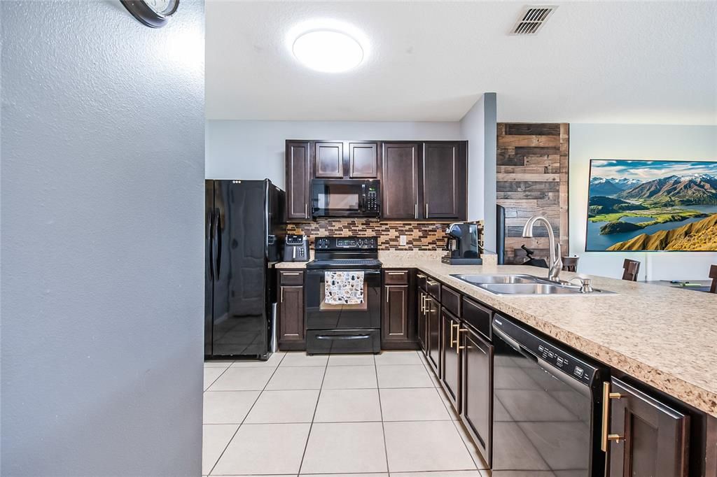 Active With Contract: $264,900 (3 beds, 3 baths, 1507 Square Feet)