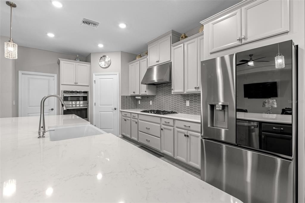 Activo con contrato: $669,900 (5 camas, 4 baños, 3461 Pies cuadrados)
