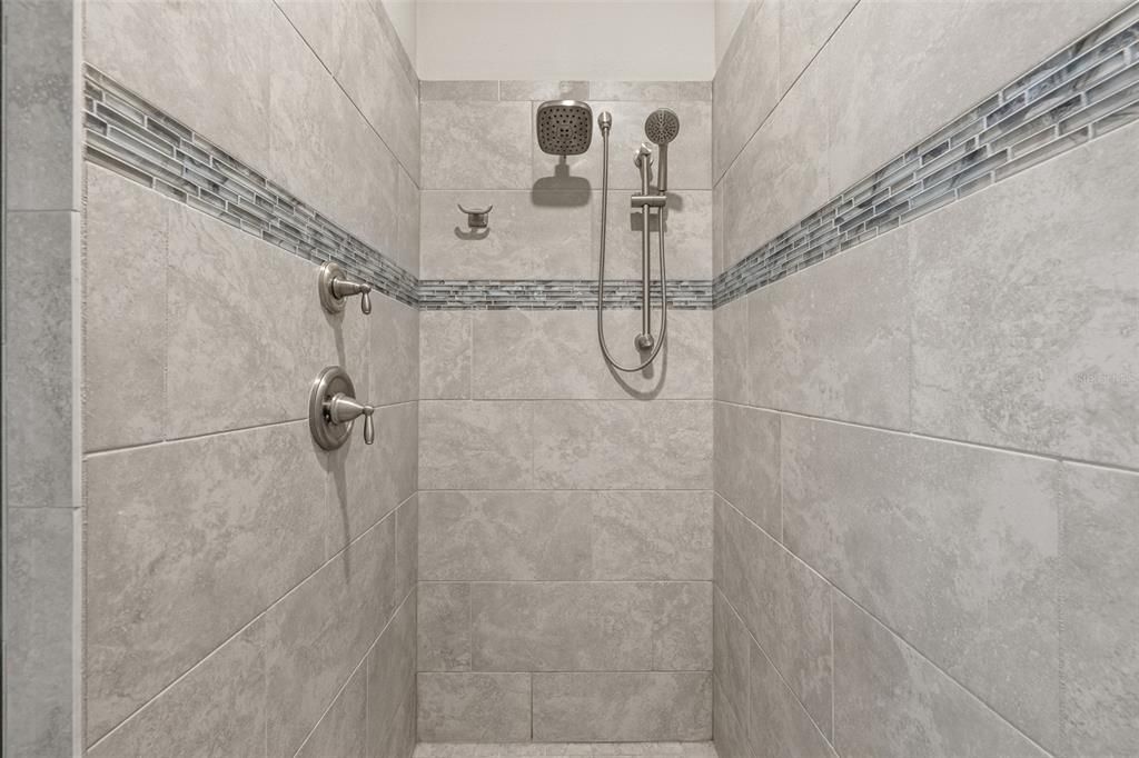 Activo con contrato: $669,900 (5 camas, 4 baños, 3461 Pies cuadrados)
