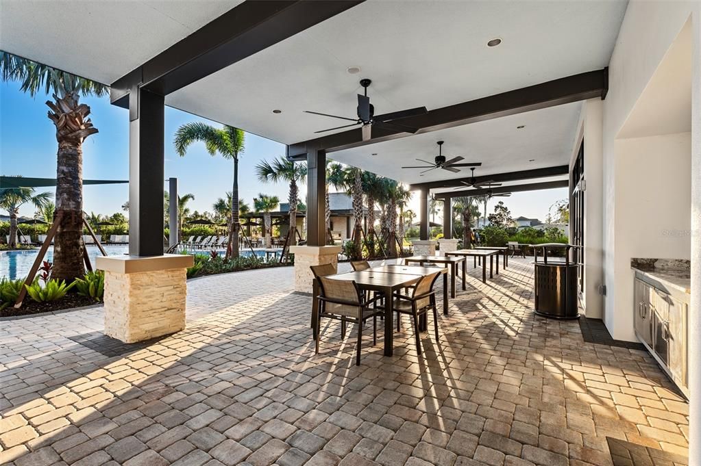 Activo con contrato: $669,900 (5 camas, 4 baños, 3461 Pies cuadrados)