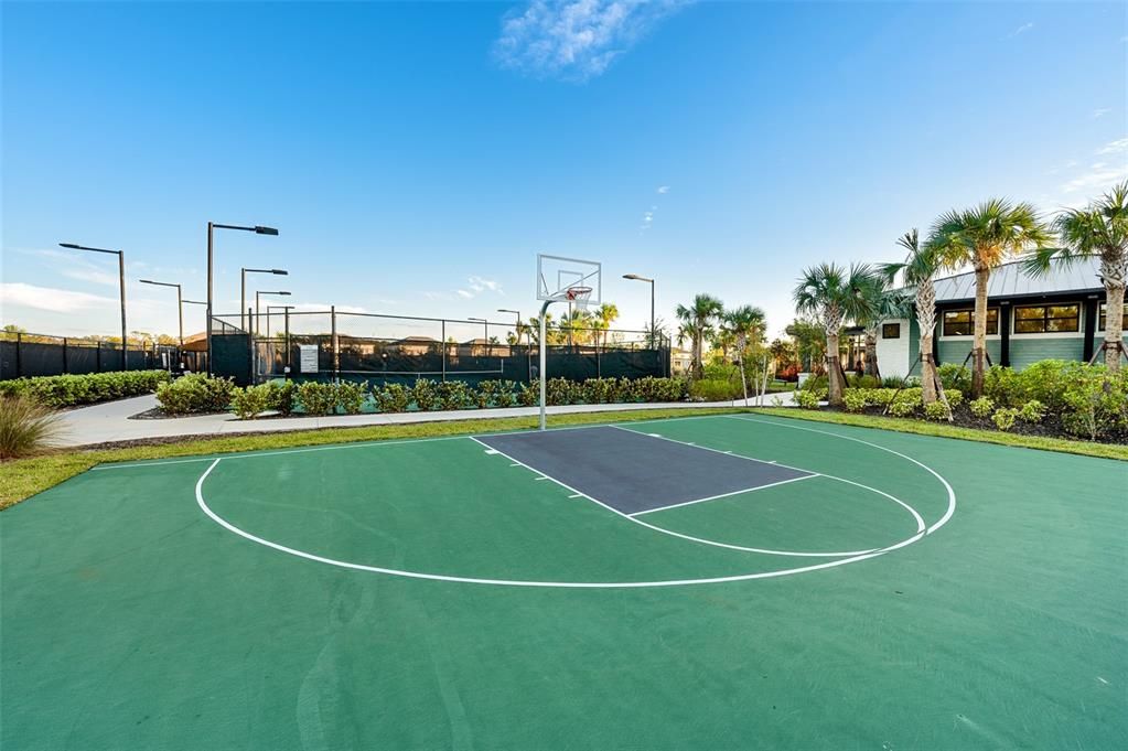 Activo con contrato: $669,900 (5 camas, 4 baños, 3461 Pies cuadrados)