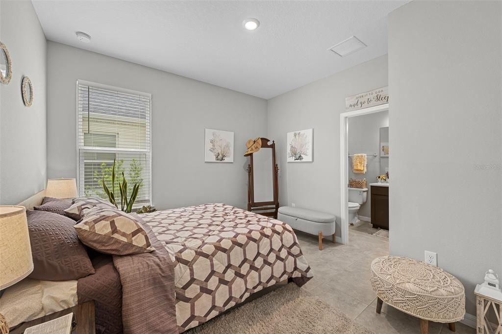 Activo con contrato: $669,900 (5 camas, 4 baños, 3461 Pies cuadrados)
