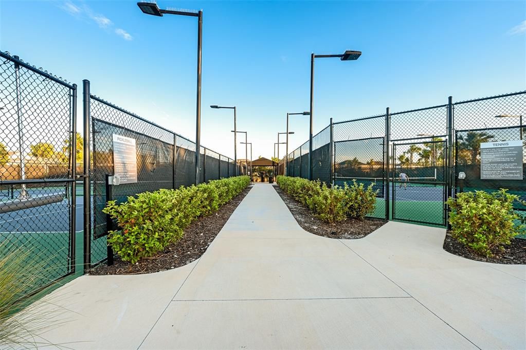 Activo con contrato: $669,900 (5 camas, 4 baños, 3461 Pies cuadrados)