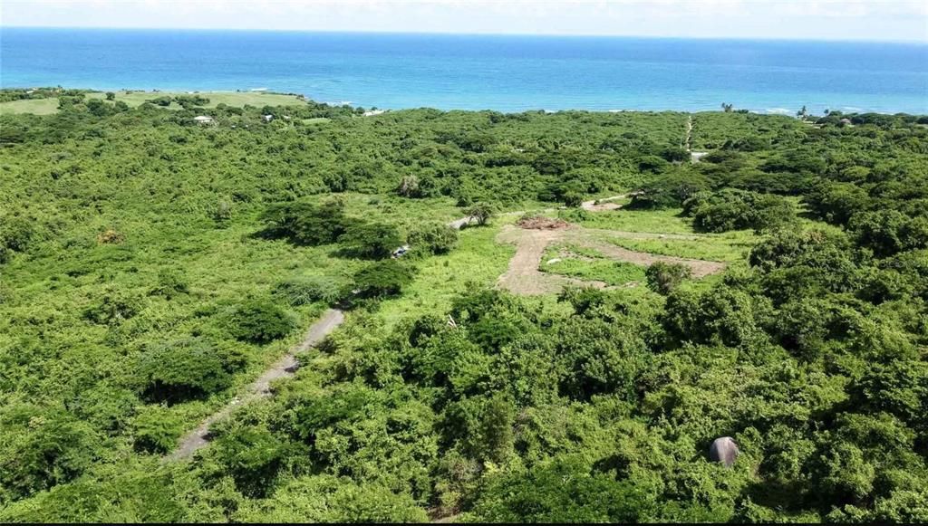 На продажу: $385,000 (2.01 acres)