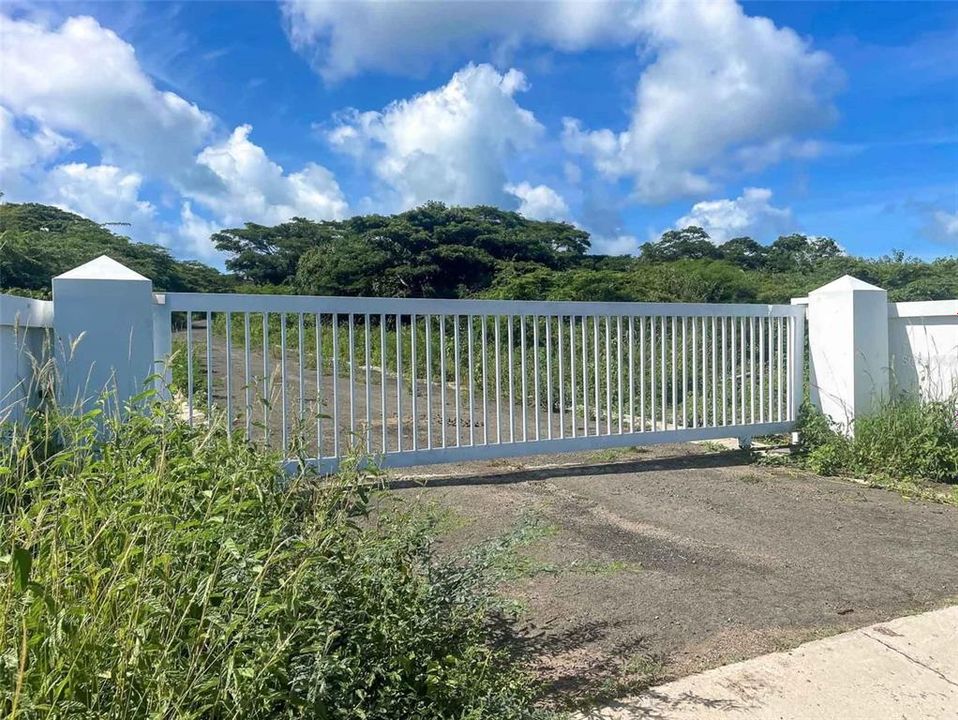 На продажу: $385,000 (2.01 acres)