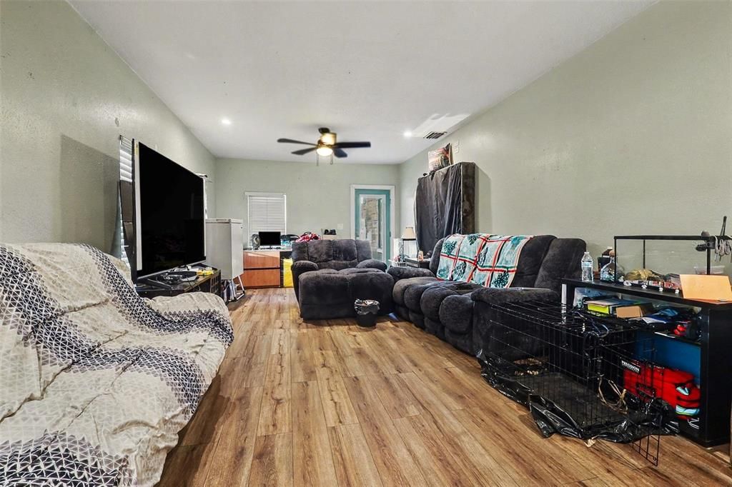 Activo con contrato: $150,000 (3 camas, 1 baños, 1410 Pies cuadrados)