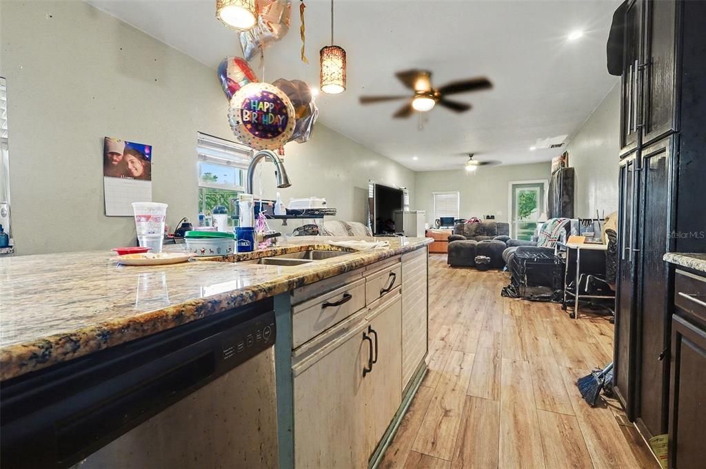 Activo con contrato: $150,000 (3 camas, 1 baños, 1410 Pies cuadrados)