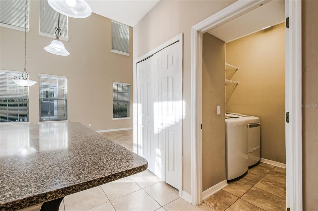 Activo con contrato: $380,000 (4 camas, 3 baños, 2175 Pies cuadrados)