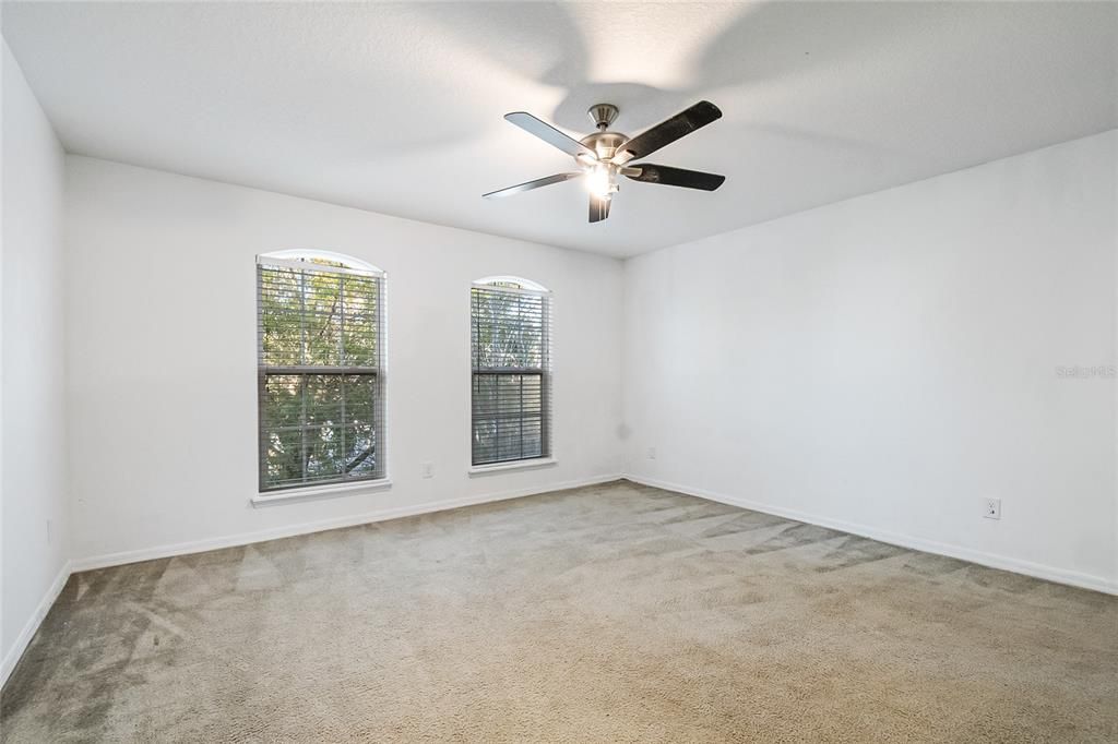 Activo con contrato: $380,000 (4 camas, 3 baños, 2175 Pies cuadrados)