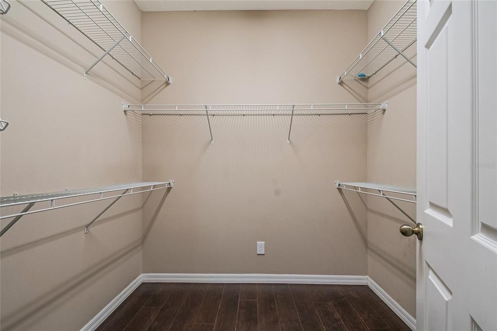 Activo con contrato: $380,000 (4 camas, 3 baños, 2175 Pies cuadrados)