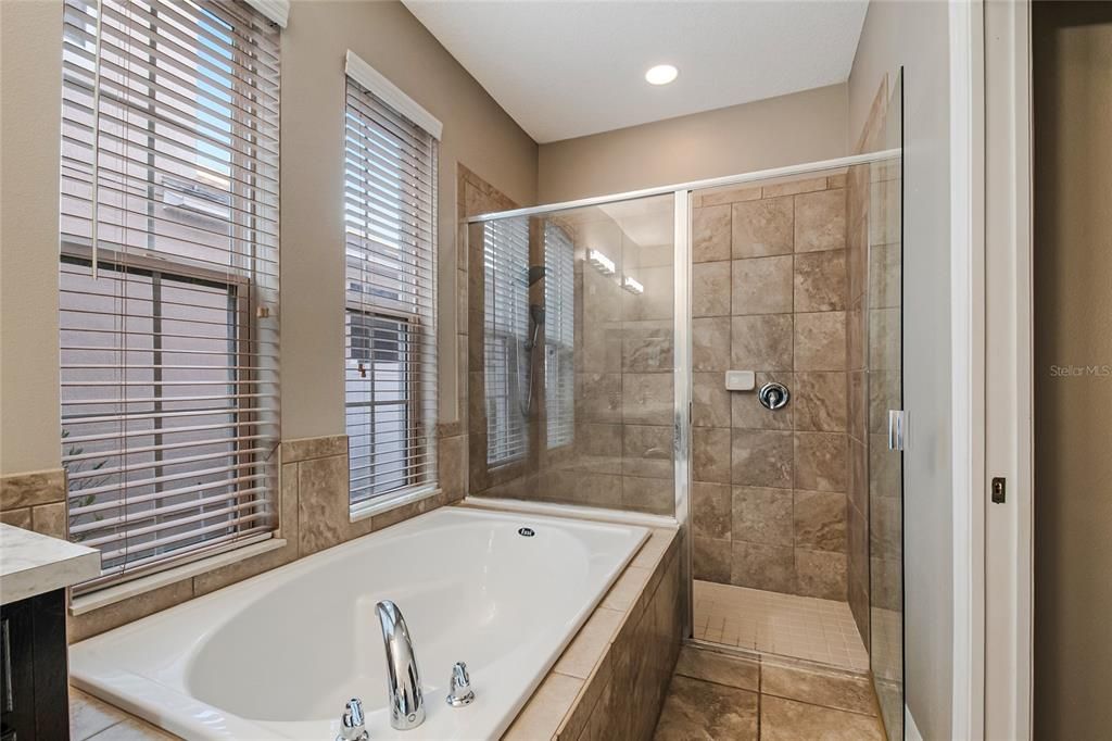 Activo con contrato: $380,000 (4 camas, 3 baños, 2175 Pies cuadrados)