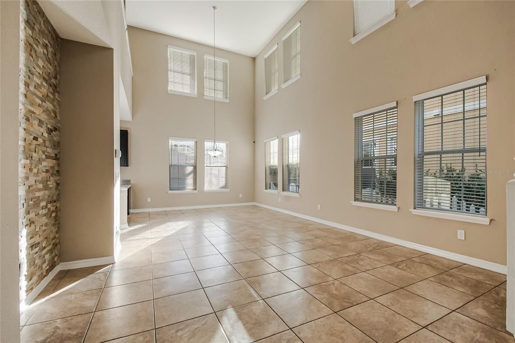 Activo con contrato: $380,000 (4 camas, 3 baños, 2175 Pies cuadrados)