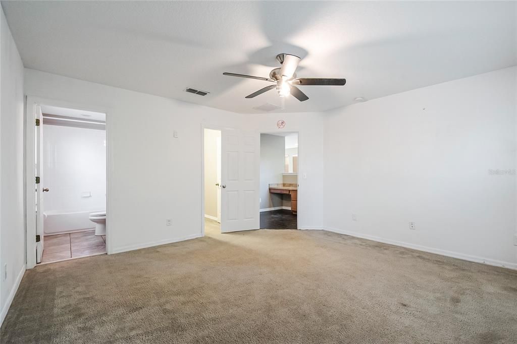 Activo con contrato: $380,000 (4 camas, 3 baños, 2175 Pies cuadrados)